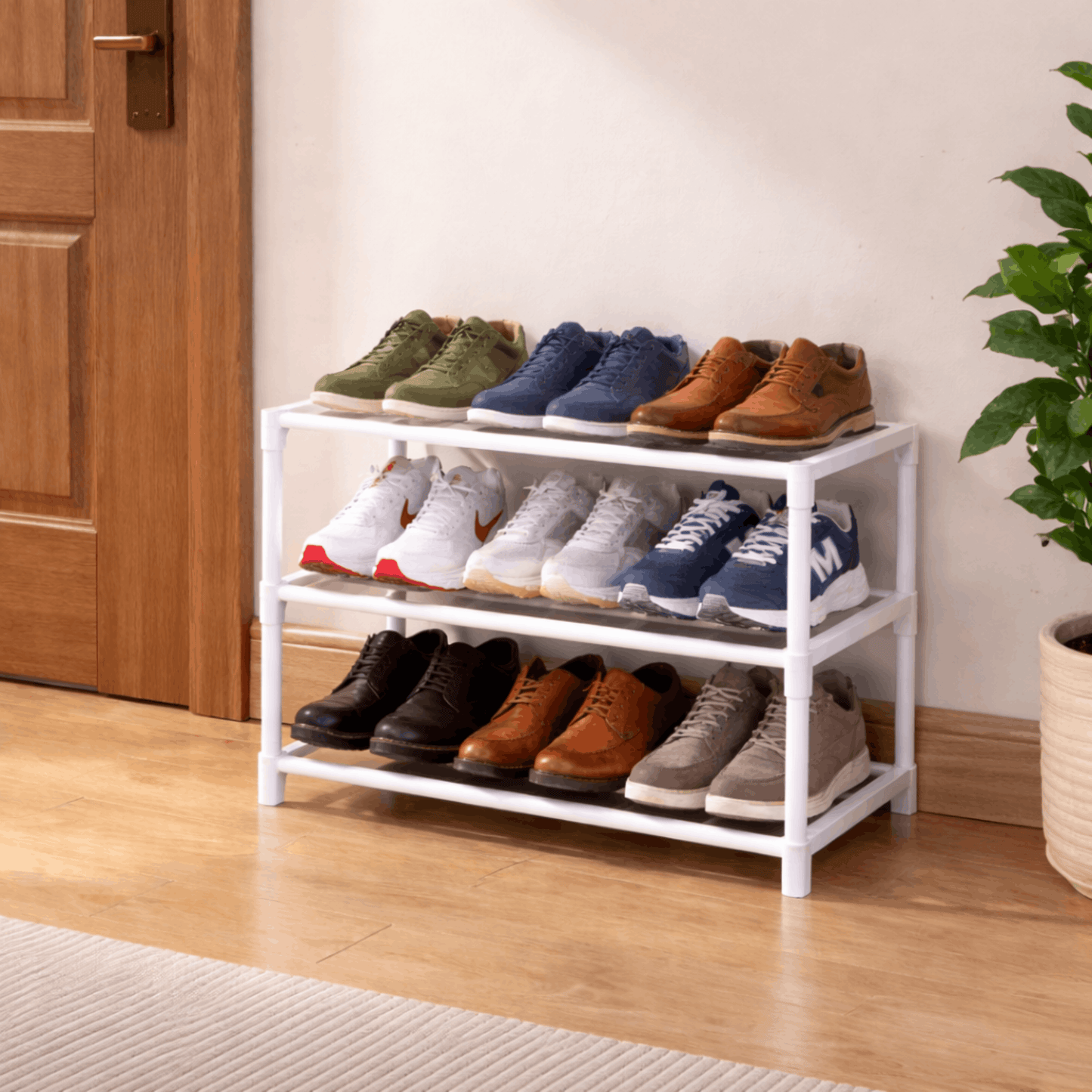 Praktisch wit schoenenrek met drie lagen, ideaal voor het netjes opbergen van verschillende schoenen in de hal bij de voordeur.