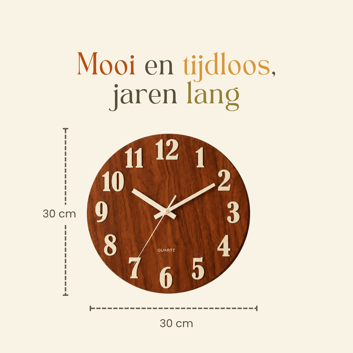 Ronde houten wandklok met crème cijfers en maten van 30x30 cm op lichte achtergrond