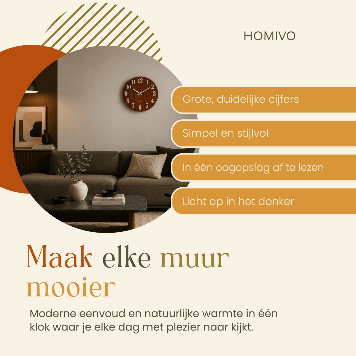 Houten wandklok aan muur boven grijze bank met kenmerken zoals lichtgevende cijfers en stijlvol design