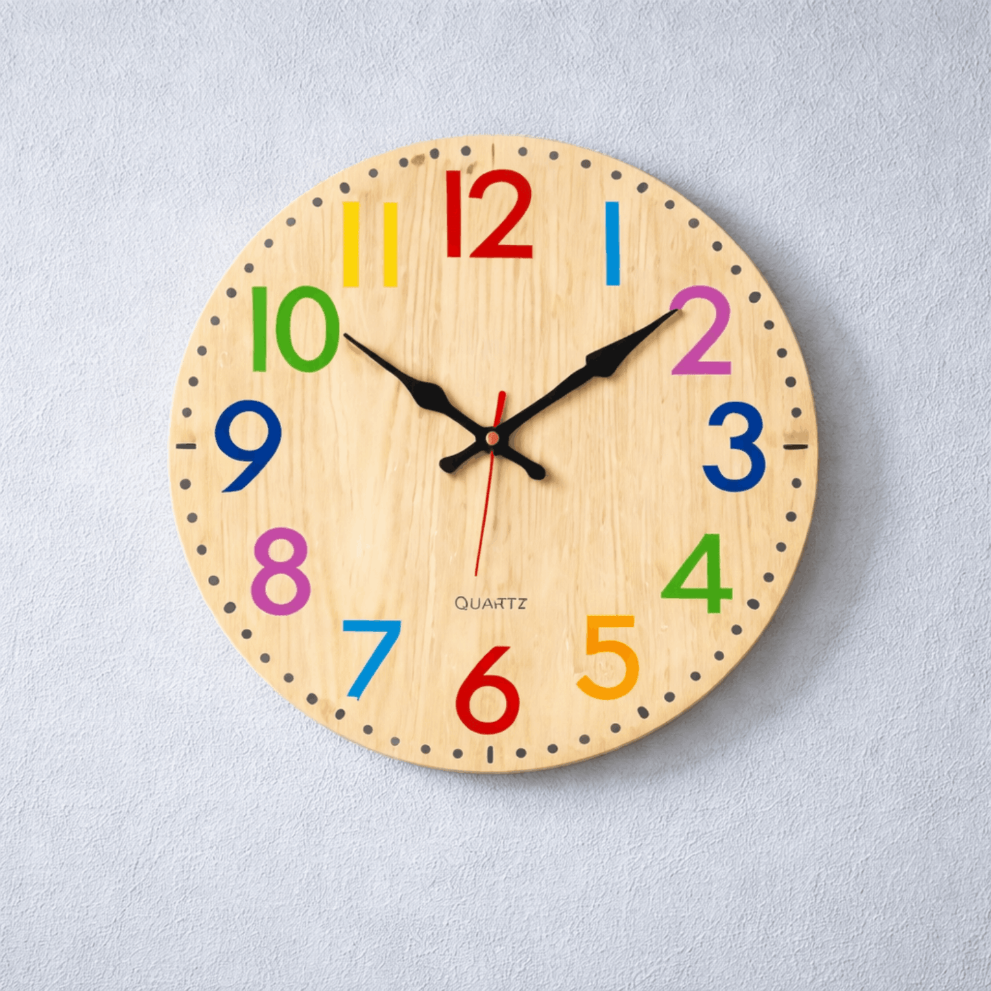 Houten wandklok met kleurrijke cijfers voor kinderkamer