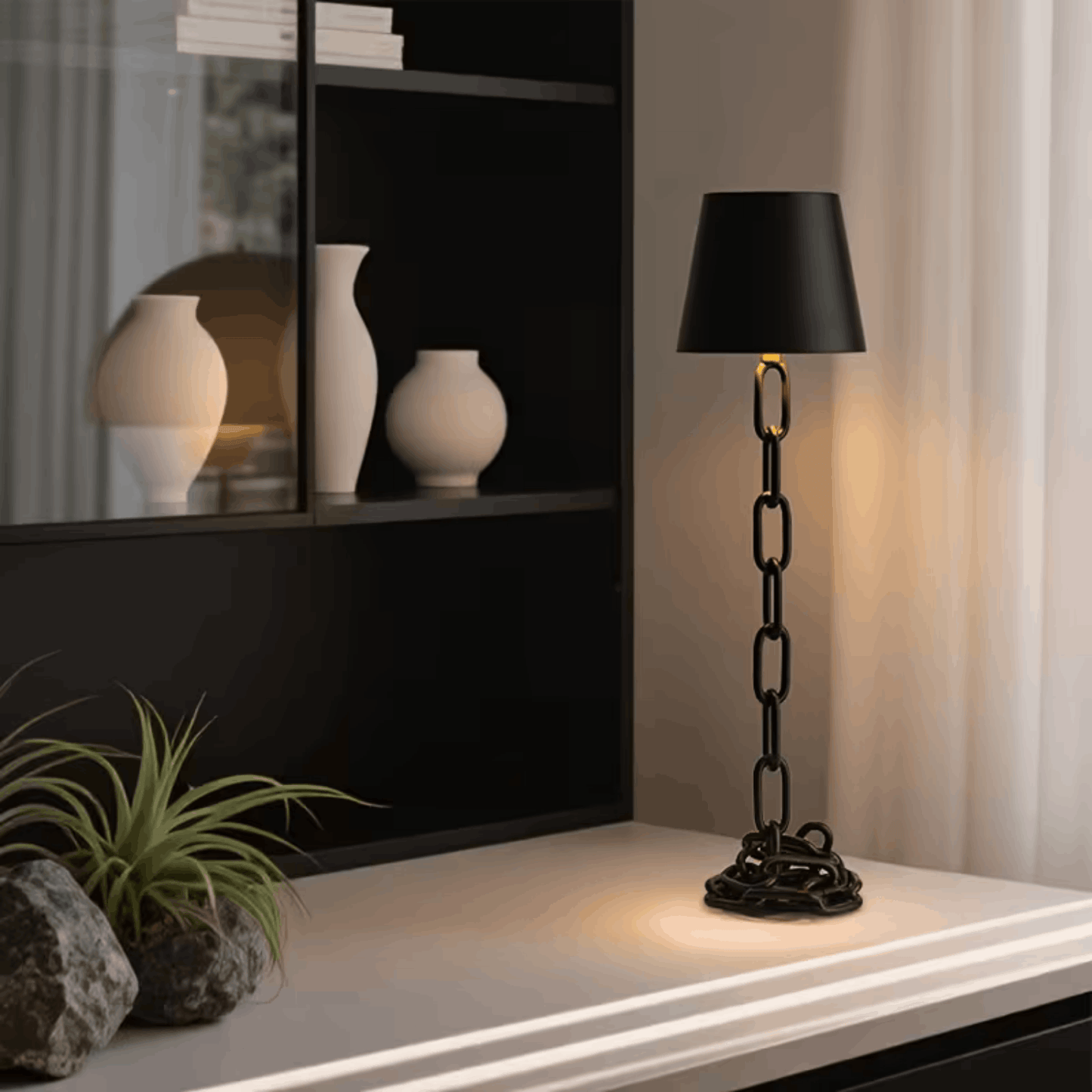 Zwarte ketting tafellamp met rustig sfeervol licht