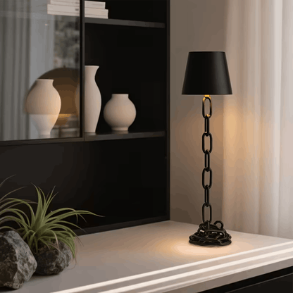 Zwarte ketting tafellamp met rustig sfeervol licht