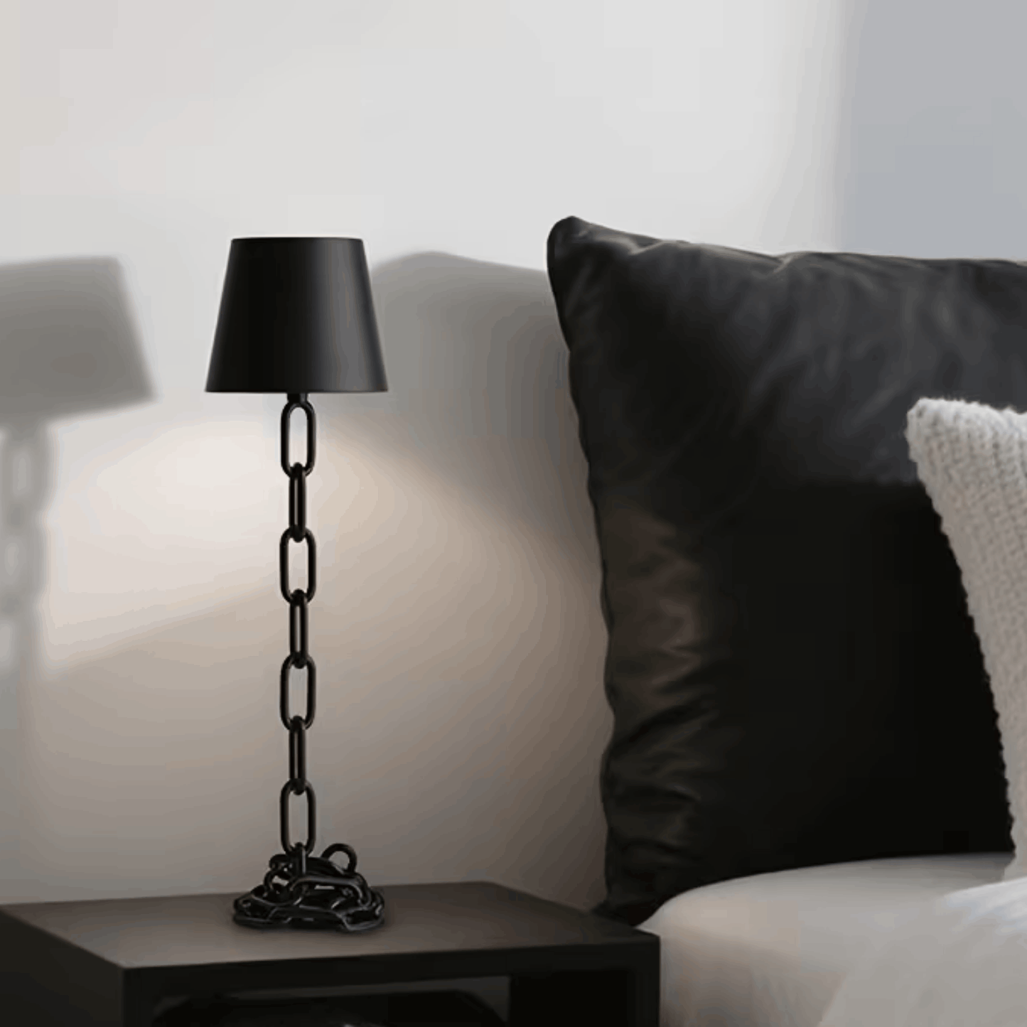 Zwarte ketting tafellamp met rustig sfeervol licht