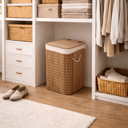 Stijlvolle bamboe wasmand met deksel en handgrepen, geplaatst in een kledingkast voor het netjes opbergen van wasgoed.