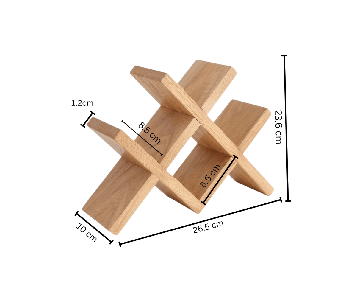 Compact houten wijnrek met kruisvormig ontwerp voor vier wijnflessen, met afmetingen van ongeveer 26,5 x 23,6 cm voor plaatsing op aanrecht of tafel.