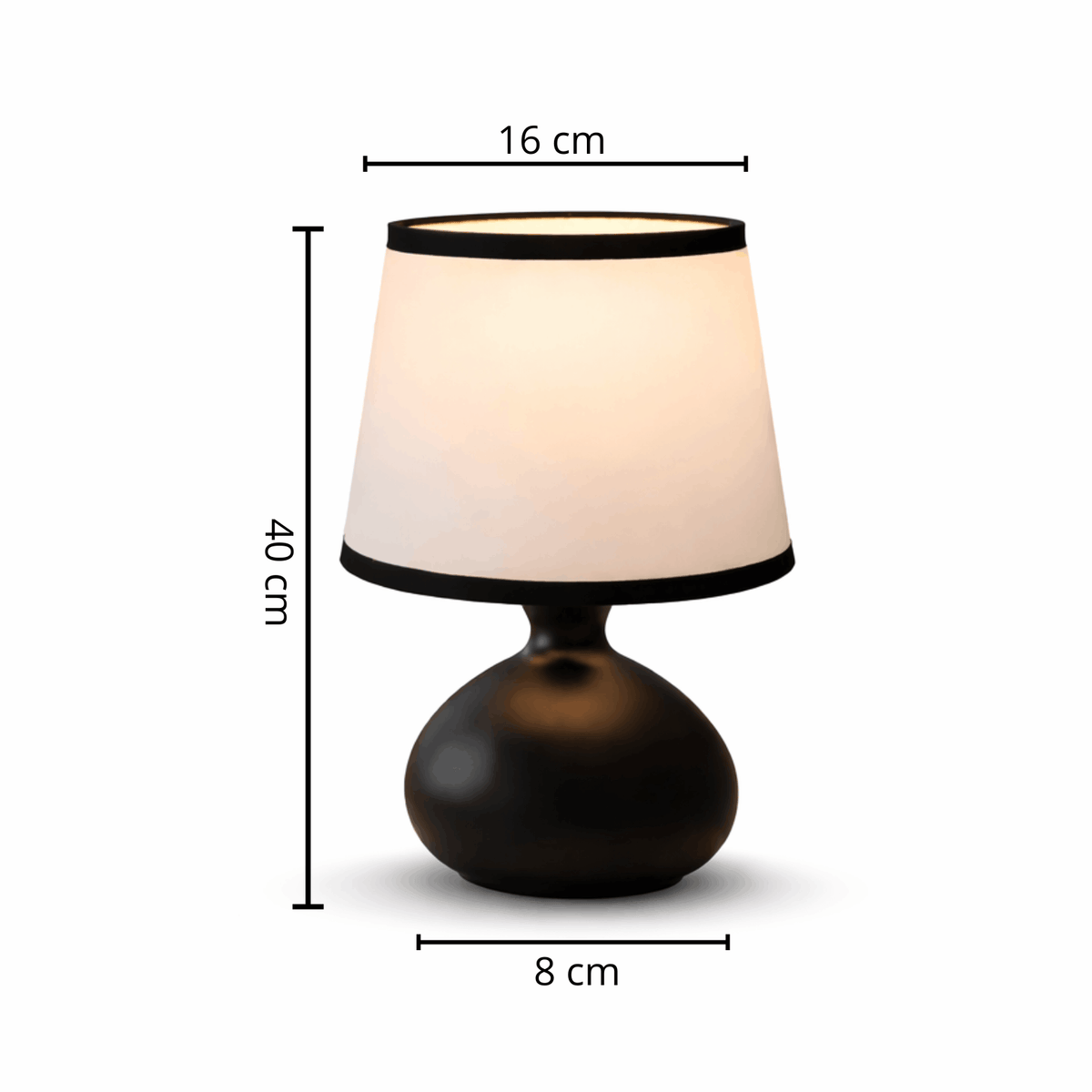 Zwarte tafel lamp met een witte lampenkap, met afmetingen van 16 cm breedte, 40 cm hoogte en 8 cm diameter aan de onderkant.