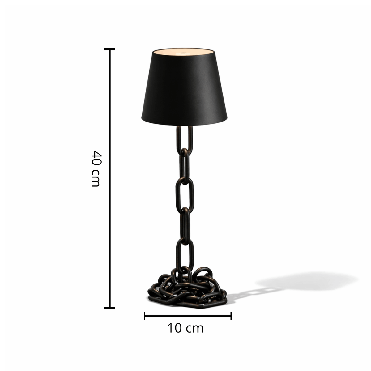 Zwarte tafel lamp met een industrieel kettingontwerp als voet en steel. 