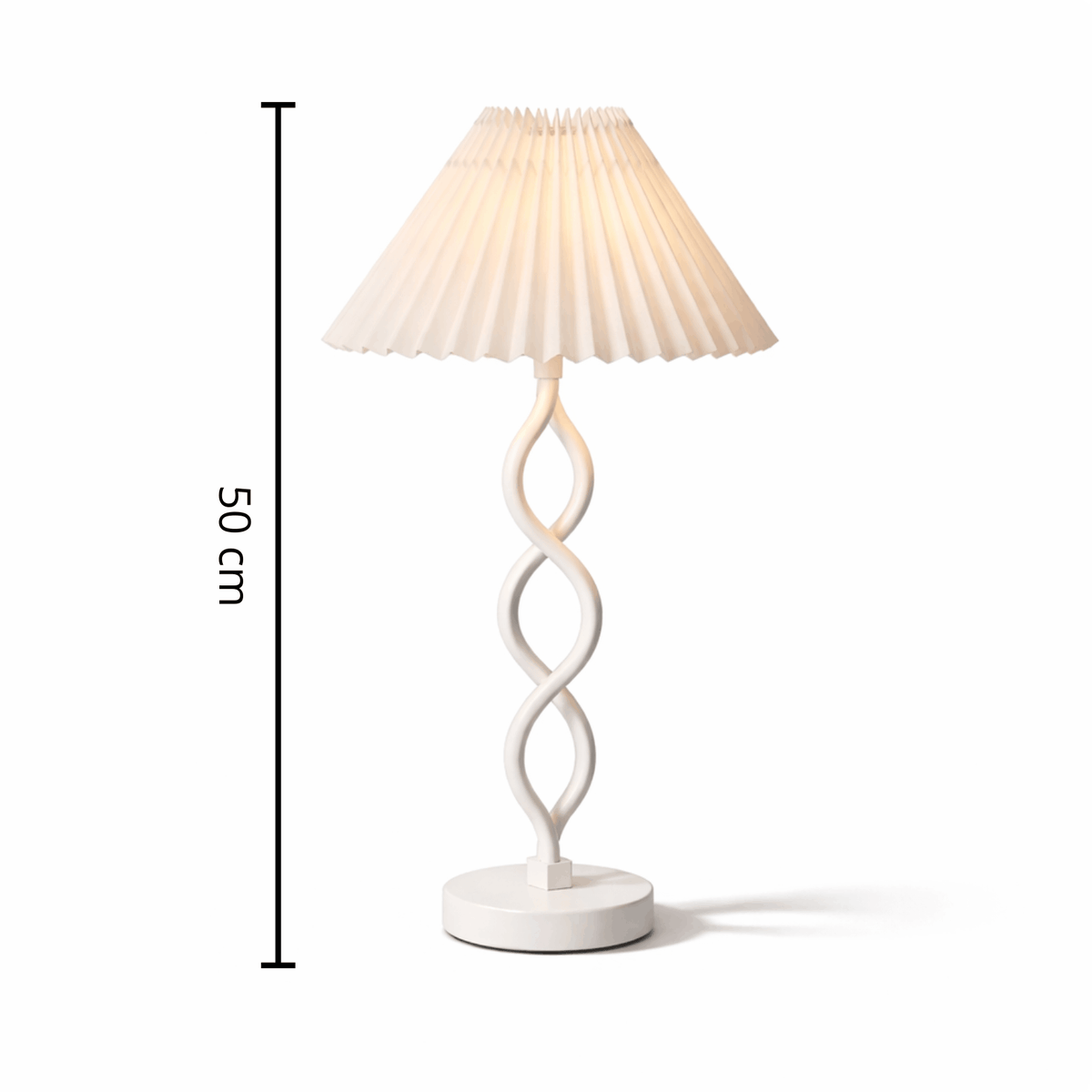 Witte tafellamp met een gedraaide basis en plooien in de lampenkap. Hoogte: 50 cm, met een elegante en moderne uitstraling voor elke ruimte.