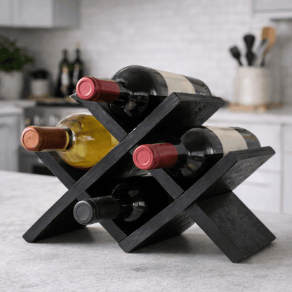 Modern zwart houten wijnrek met kruislings ontwerp voor het horizontaal bewaren van vier wijnflessen op het aanrecht in de keuken.