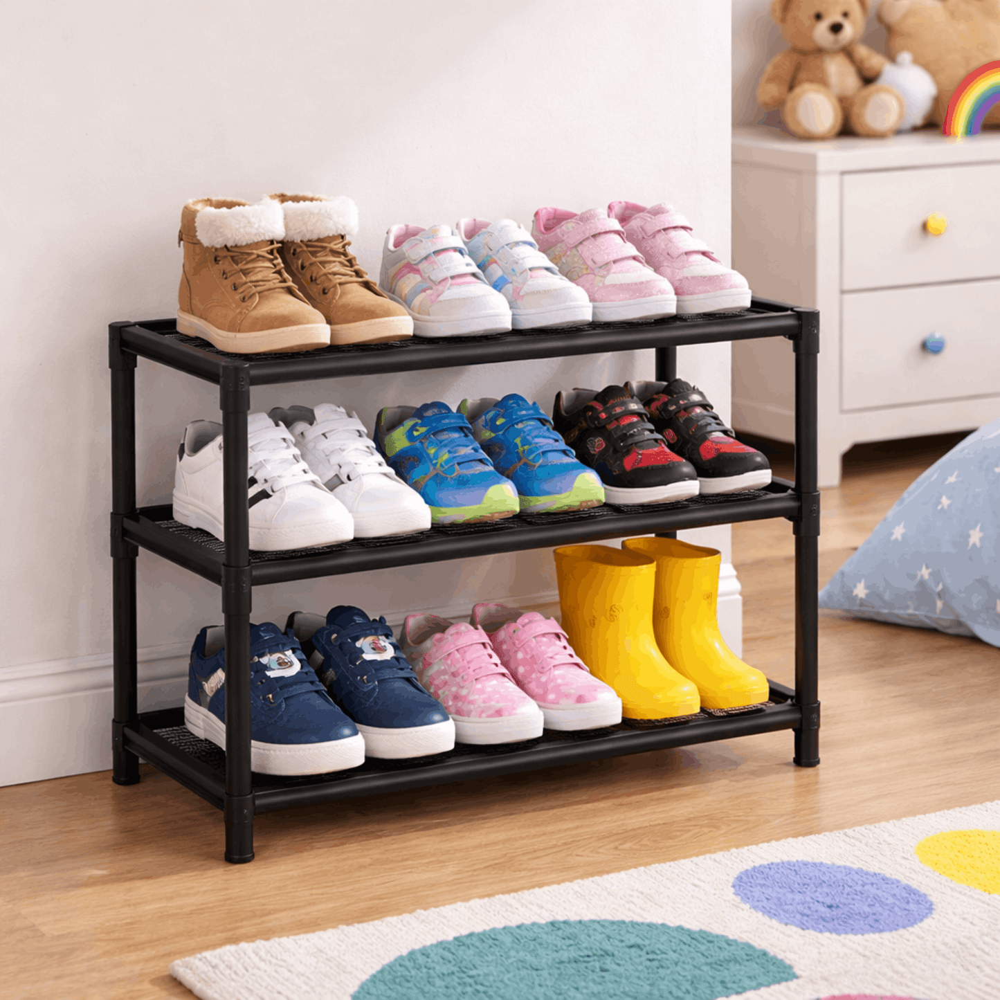 Stevig zwart schoenenrek met drie lagen, ideaal voor het opbergen van kinderschoenen en laarzen in een slaapkamer of hal.