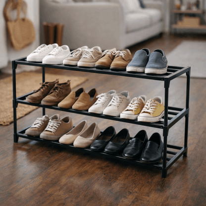 Modern zwart schoenenrek met drie niveaus, ideaal voor het overzichtelijk opbergen van diverse schoenen in de woonkamer of hal.