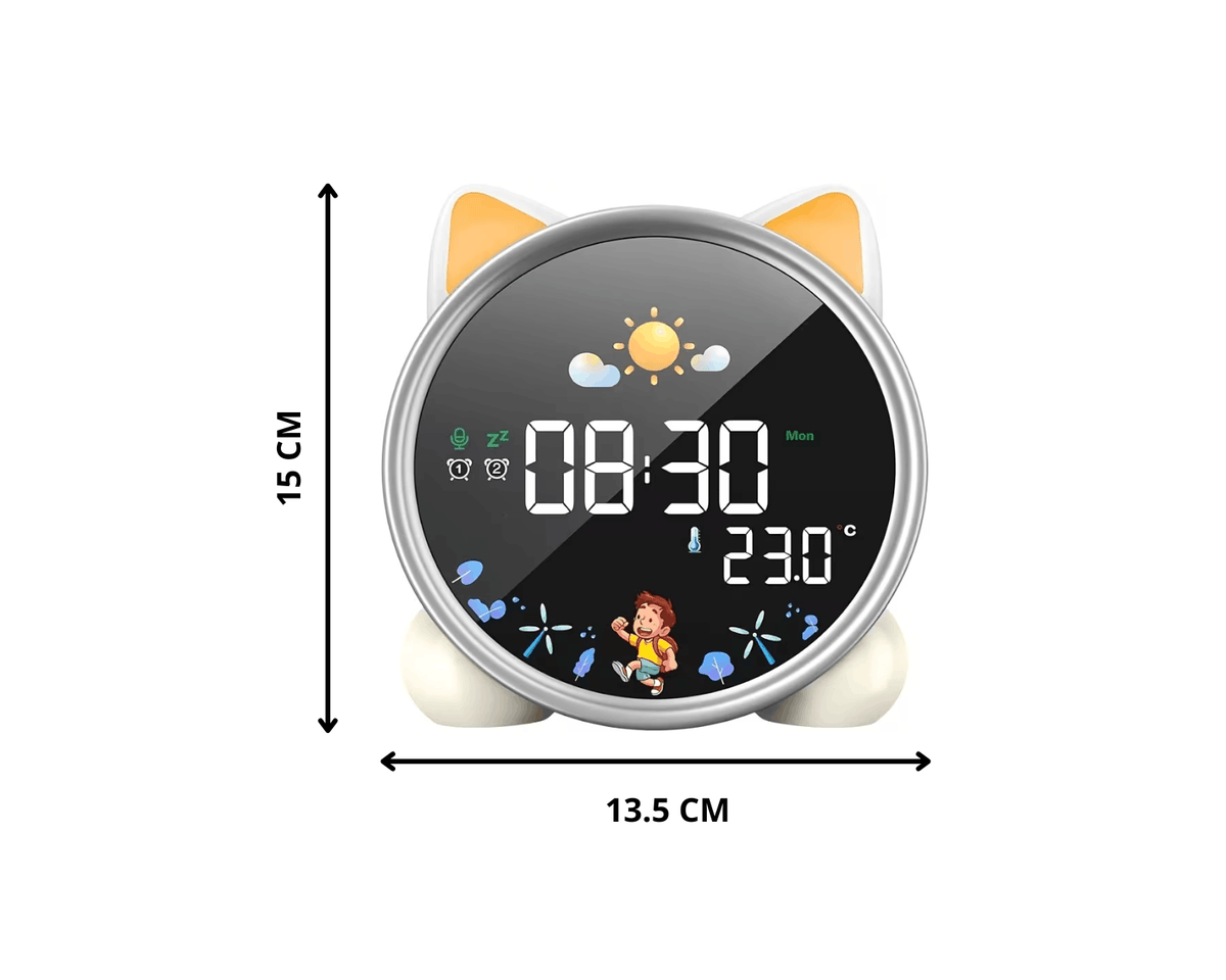 Katvormige kinderwekker met digitaal display en afmetingen van 15 cm hoog en 13,5 cm breed.