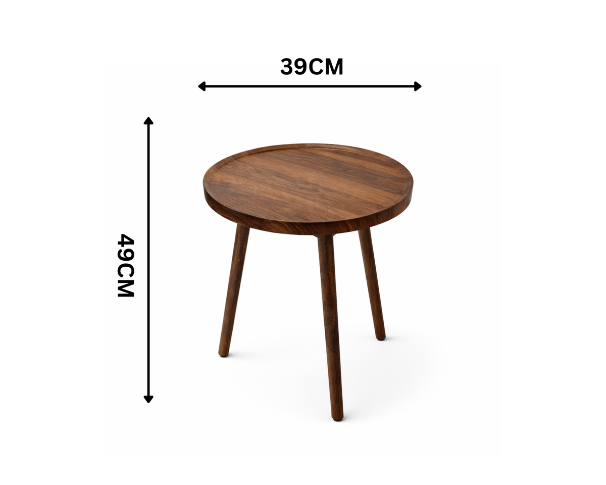 Ronde houten bijzettafel met drie poten, schuin gefotografeerd tegen een lichte achtergrond.