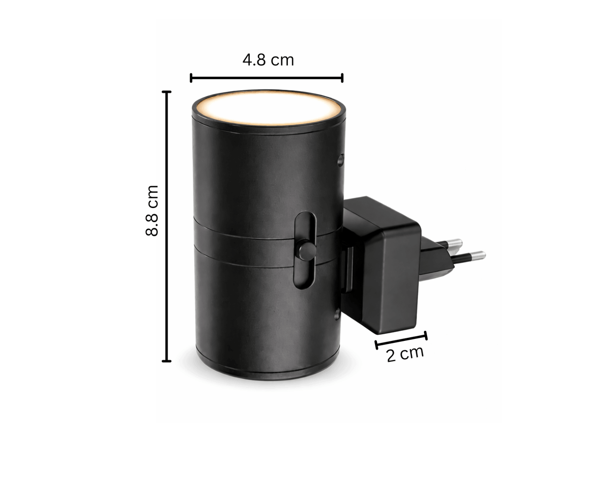 Compact zwart wandlamp voor stopcontact, 8,8 cm hoog en 4,8 cm breed, met warm ledlicht voor zachte verlichting.