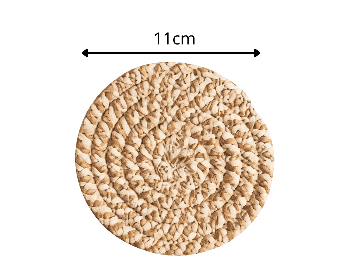 Ronde gevlochten onderzetter voor glazen met diameter van 11 cm weergegeven boven de onderzetter.