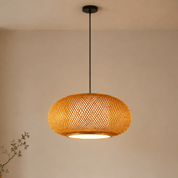 Ronde bamboe hanglamp aan plafond met zacht licht en twijgje aan de zijkant