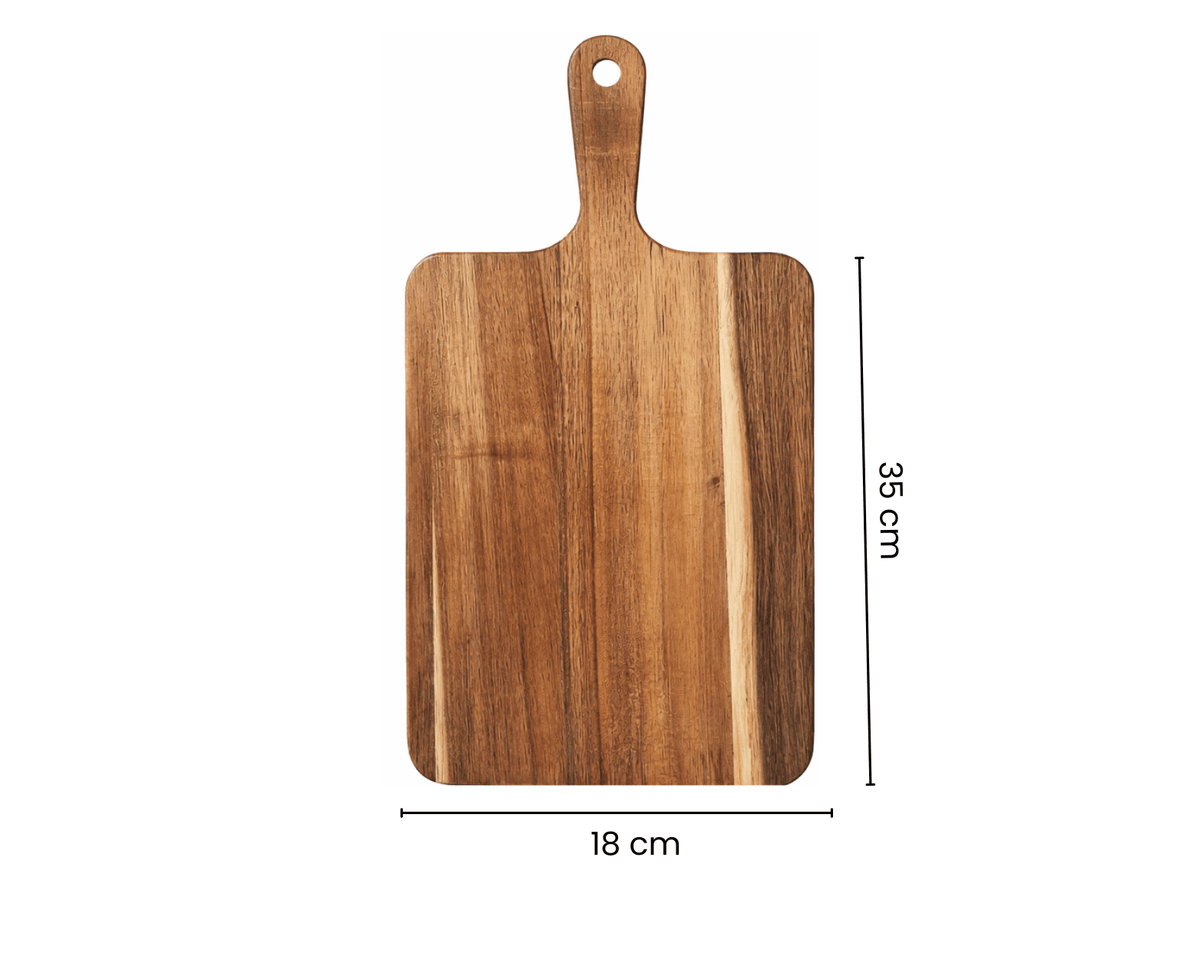 Houten snijplank van 35 cm lang en 18 cm breed met handvat en ophanggat, geschikt voor snijden en serveren.