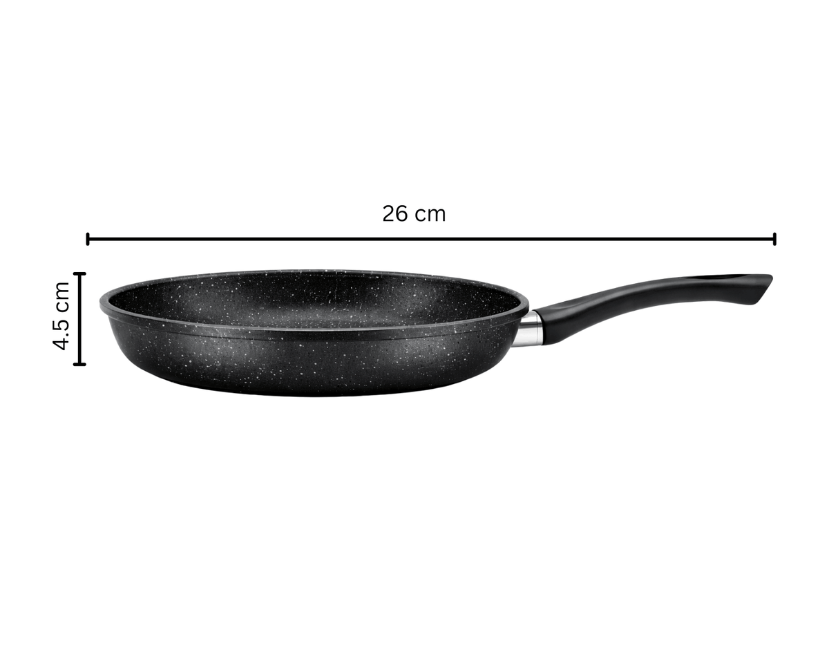 Zwarte koekenpan met antiaanbaklaag en een diameter van 26 cm en hoogte van 4,5 cm, geschikt voor dagelijks koken.