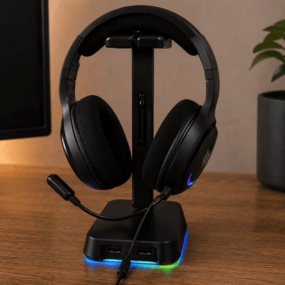 Zwarte koptelefoon met microfoon op standaard met RGB-verlichting op bureau.