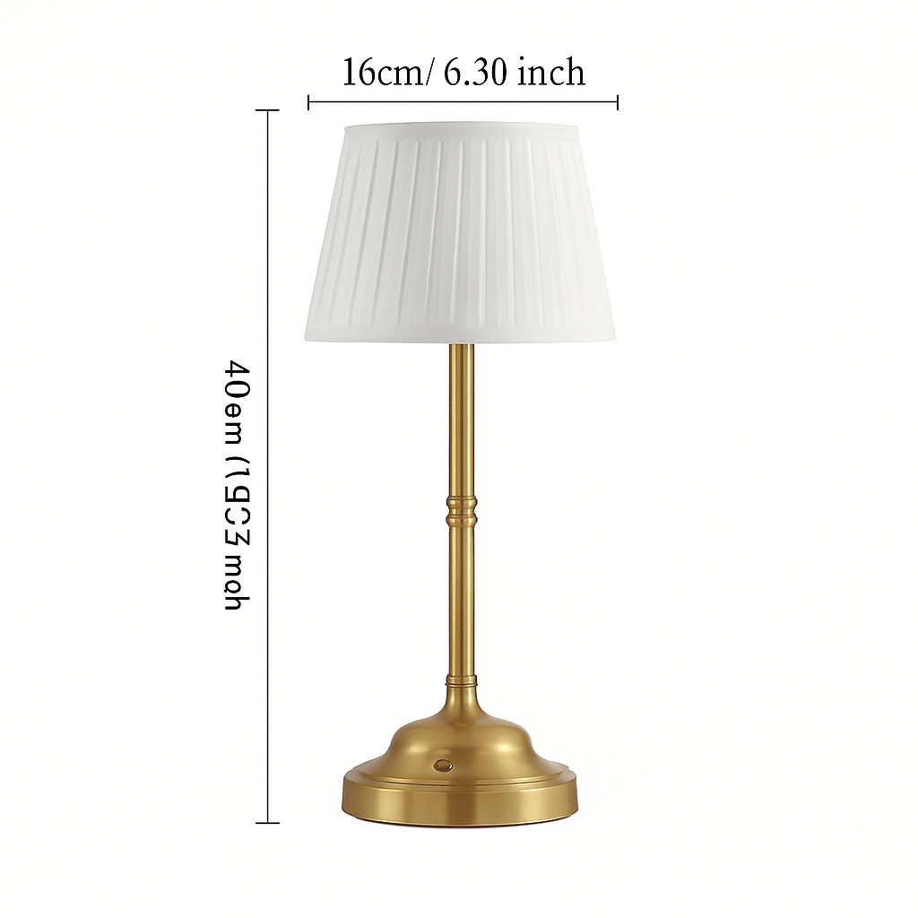 Messing tafellamp van 40 cm hoog met witte geplooide kap van 16 cm breed, klassiek en compact ontwerp.