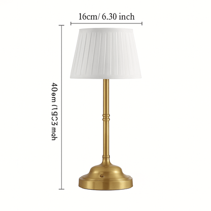 Messing tafellamp van 40 cm hoog met witte geplooide kap van 16 cm breed, klassiek en compact ontwerp.