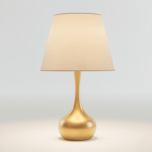 Moderne messing tafellamp met beige stoffen kap, geeft warm en sfeervol licht in elk interieur.