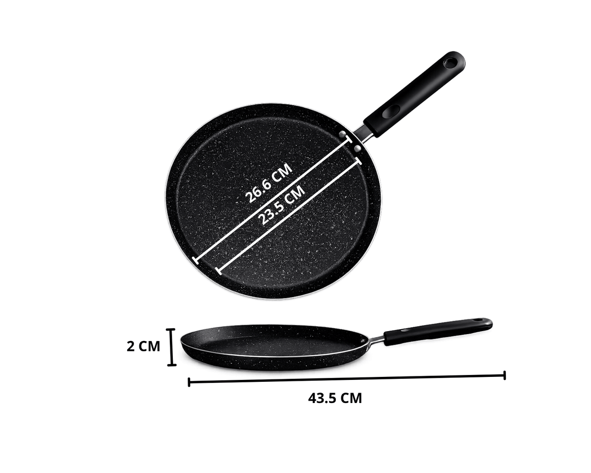 Zwarte pannenkoekpan met afmetingen van 26,6 cm diameter en 43,5 cm totale lengte.