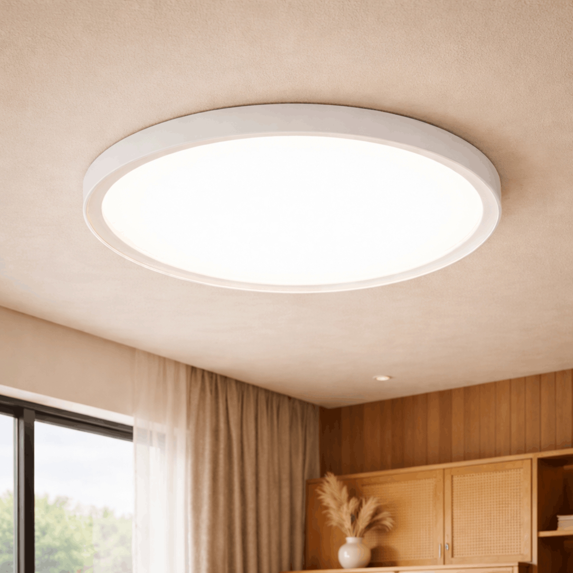 Moderne ronde plafondlamp met witte afwerking, bevestigd aan het plafond en zorgt voor gelijkmatige verlichting in de ruimte.