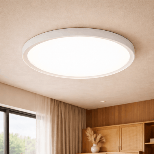 Moderne ronde plafondlamp met witte afwerking, bevestigd aan het plafond en zorgt voor gelijkmatige verlichting in de ruimte.