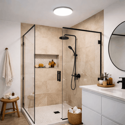 Ronde plafondlamp met helder licht, gemonteerd aan het plafond in een moderne badkamer en zorgt voor gelijkmatige verlichting.