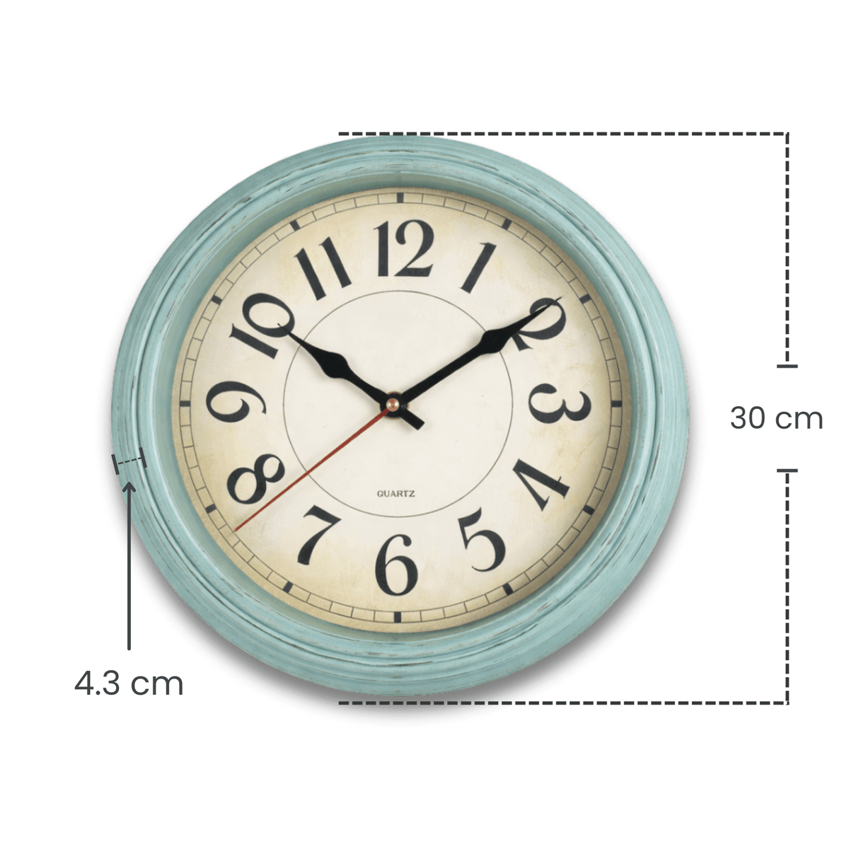 Ronde wandklok met lichtblauwe rand, crèmekleurige wijzerplaat en zwarte cijfers van 30 cm.