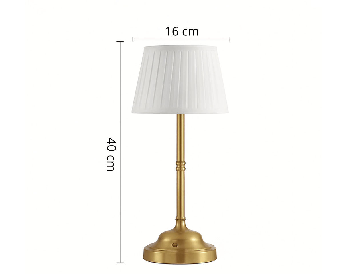 Gouden tafellamp met witte geplooide lampenkap, 40 cm hoog en 16 cm breed.
