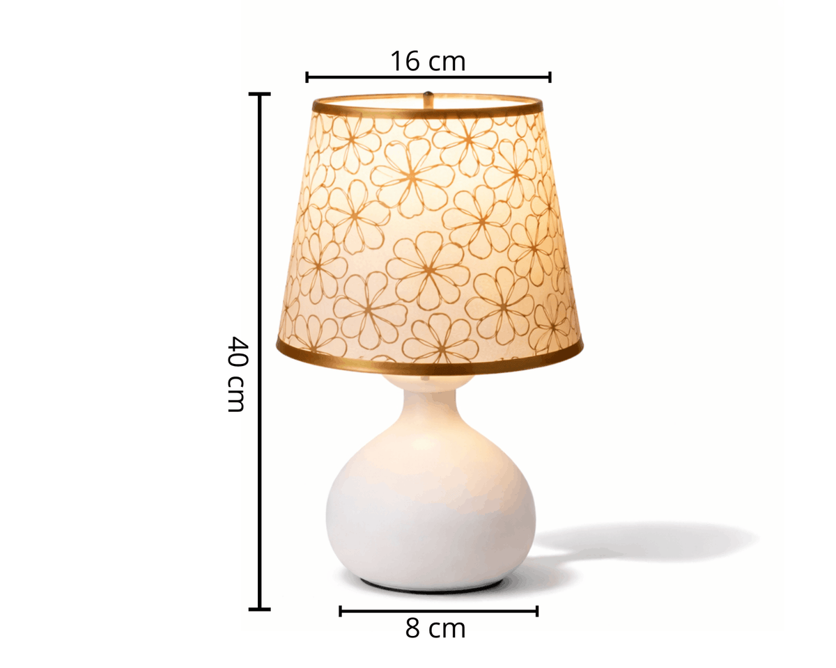 Witte tafellamp met bolvormige voet en kap met bloemenpatroon, 40 cm hoog en 16 cm breed.