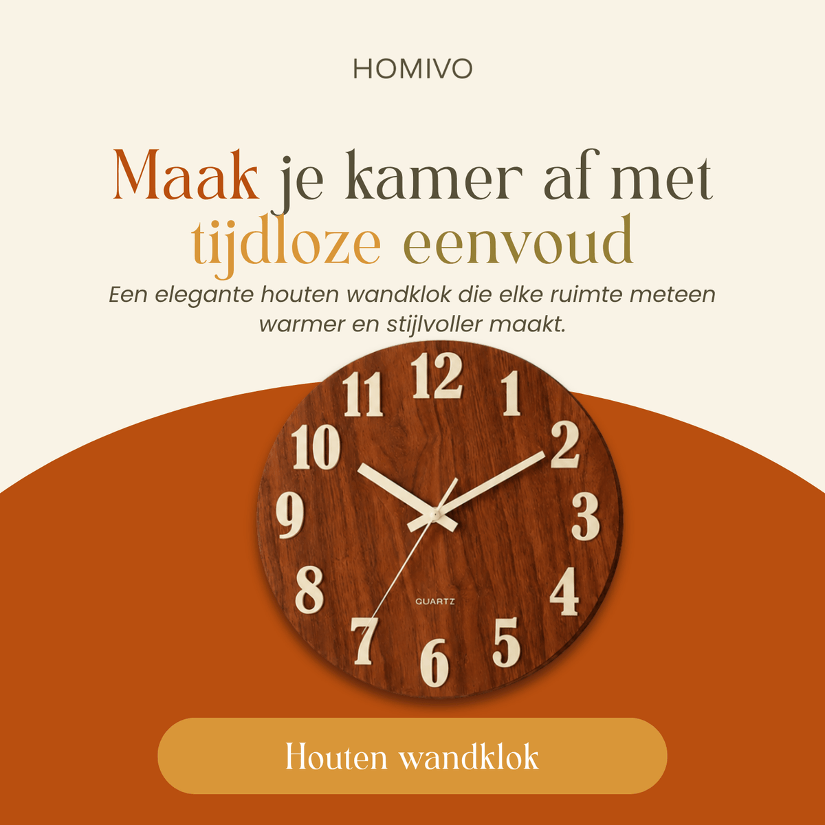 Close-up ronde houten wandklok met crème wijzers op oranje achtergrond en call to action