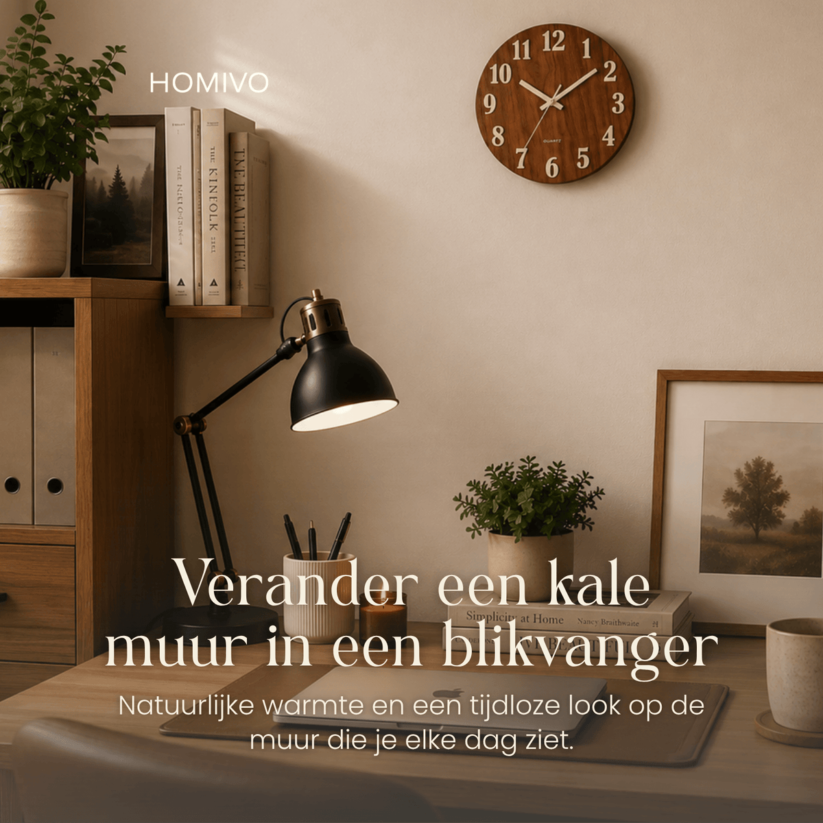 Houten wandklok aan lichte muur boven werkplek met lamp boeken en planten in kantooromgeving
