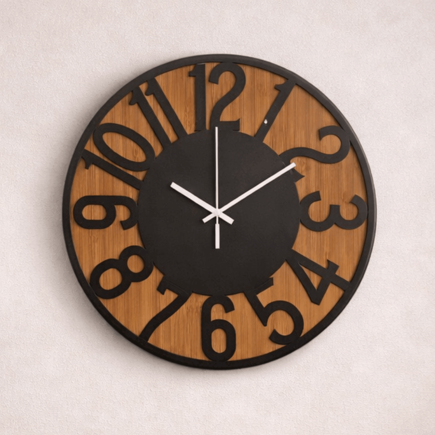 Ronde wandklok met houten achtergrond en zwarte cijfers, gemonteerd op een lichte muur.