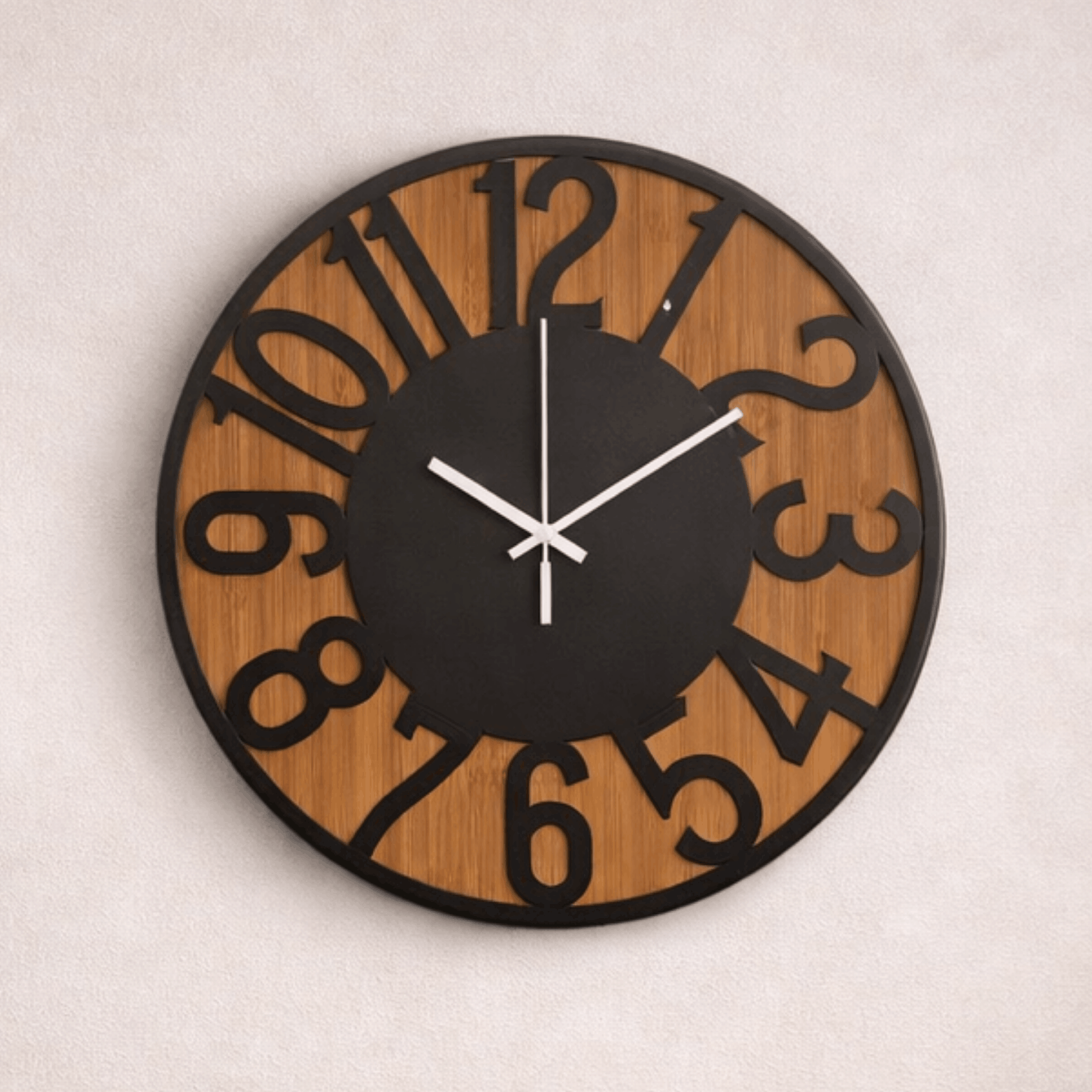 Ronde wandklok met houten achtergrond en zwarte cijfers, gemonteerd op een lichte muur.