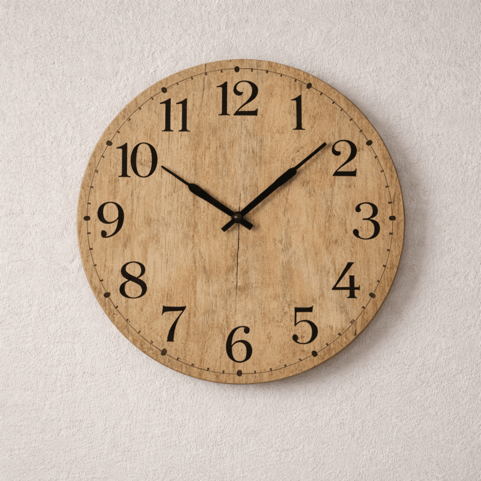 Houten wandklok met zwarte cijfers en wijzers tegen een witte muur.
