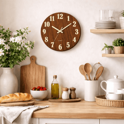 Wandklok met houtlook en grote cijfers, hangend aan de muur boven een houten aanrecht in een landelijke keuken.
