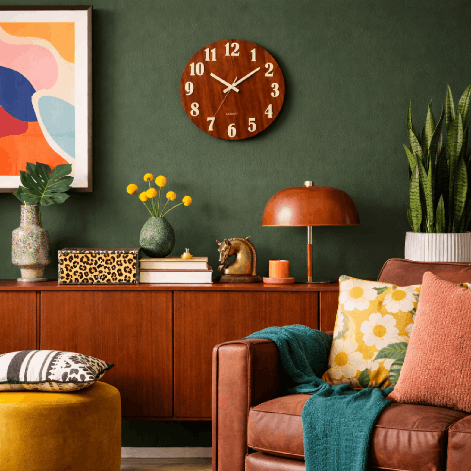 Wandklok met houtlook en grote cijfers, gemonteerd op een groene muur in een stijlvol interieur.