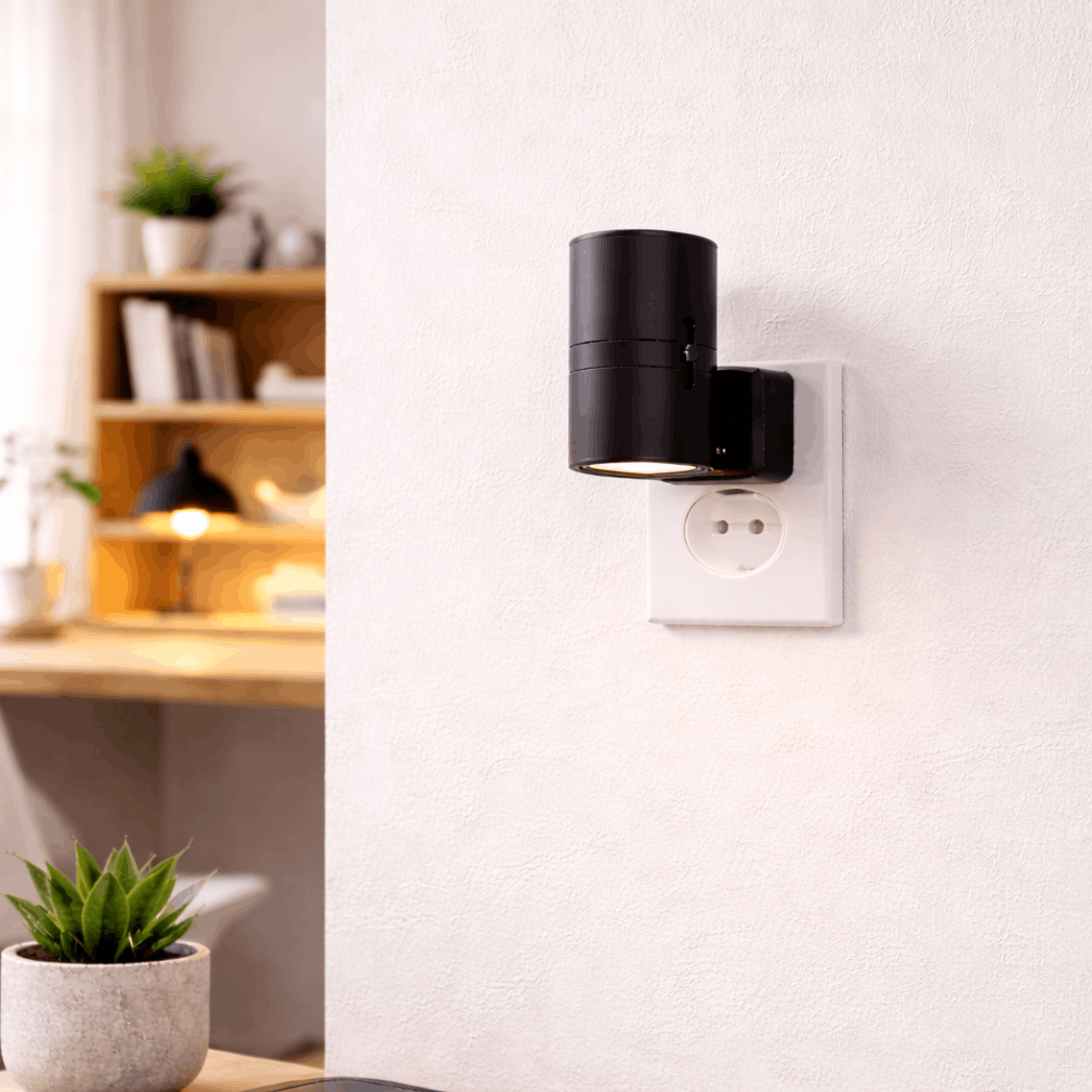 Compact wandlamp voor in het stopcontact met zacht ledlicht, ideaal voor gebruik in slaapkamer of gang.