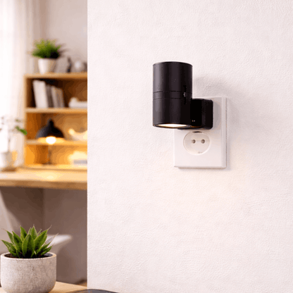 Compact wandlamp voor in het stopcontact met zacht ledlicht, ideaal voor gebruik in slaapkamer of gang.