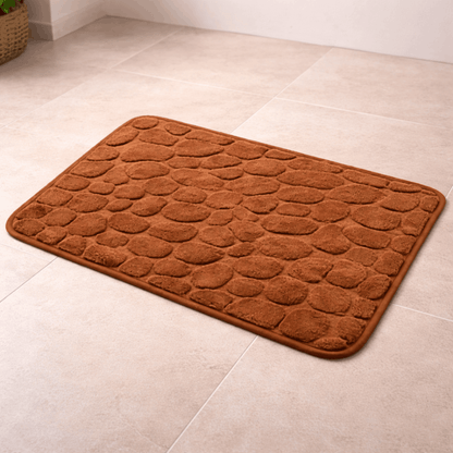 Zachte bruine badmat met antislip onderkant, ideaal voor gebruik naast douche of bad in de badkamer.