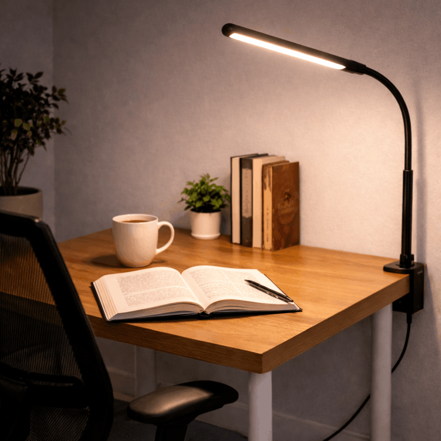 Zwarte bureaulamp met flexibele arm en smalle led lichtbalk, geplaatst op een tafel naast een bank voor gericht licht.