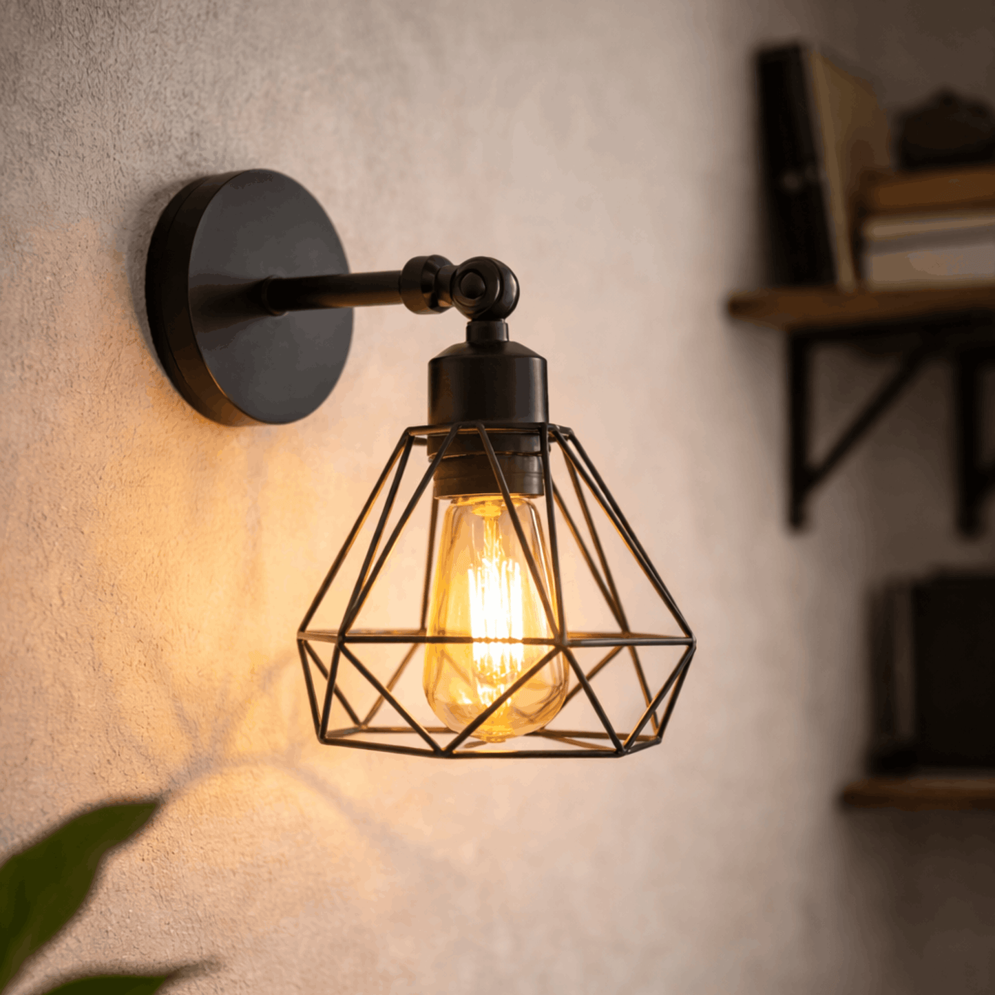 Zwarte industriële wandlamp met metalen kooi en zichtbare lichtbron, gemonteerd aan de muur voor warme sfeerverlichting.
